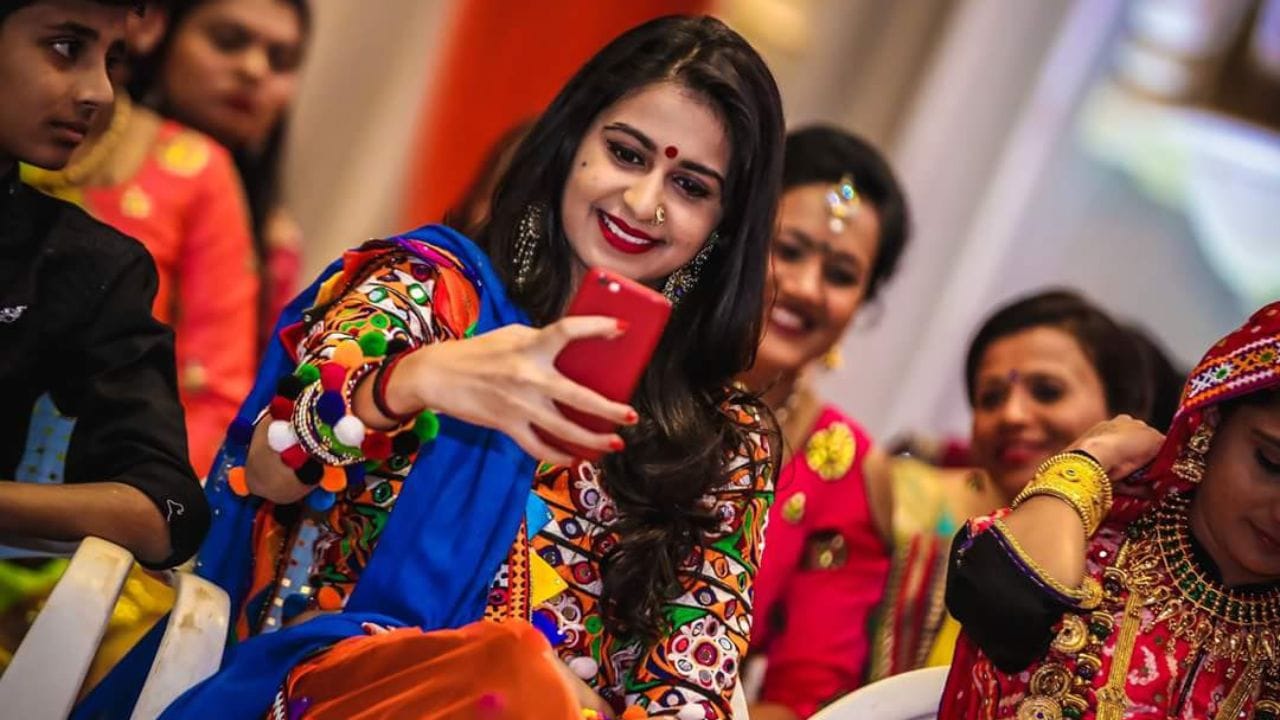 કિંજલ દવે મણિબા સ્કૂલ નવા નરોડા, અમદાવાદમાંથી અભ્યાસ કર્યો છે. કોલેજ/યુનિવર્સિટી પતંજલિ ઇન્સ્ટિટ્યૂટ ઓફ પ્રોફેશનલ સ્ટડીઝ અભ્યાસ કર્યો છે.