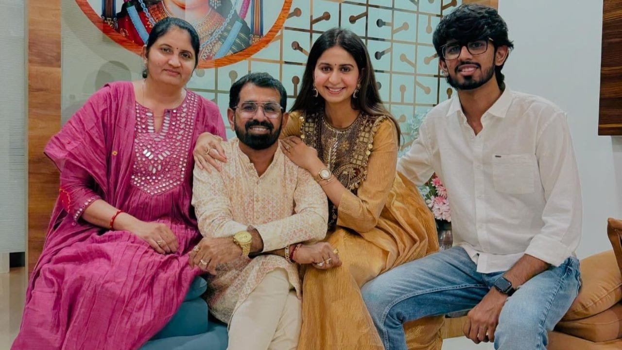 કિંજલ દવે નવરાત્રીમાં માત્ર ગુજરાત જ નહી પરંતુ વિદેશમાં પણ ધુમ મચાવે છે.