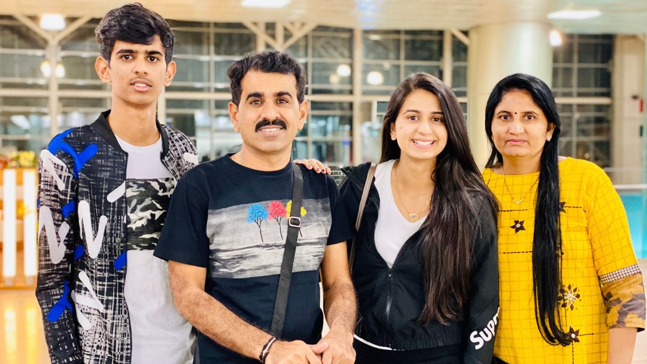 તેમણે અનેક ગીતોમાં પોતાનો અવાજ આપ્યો છે અને ભારત અને વિદેશમાં વિવિધ કાર્યક્રમોમાં પર્ફોર્મ કર્યું છે.કિંજલ તેના પરંપરાગત ગુજરાતી લોક સંગીત માટે જાણીતી છે અને મ્યુઝિક ઈન્ડસ્ટ્રીમાં તેના યોગદાન માટે તેને અનેક એવોર્ડ મળ્યા છે.