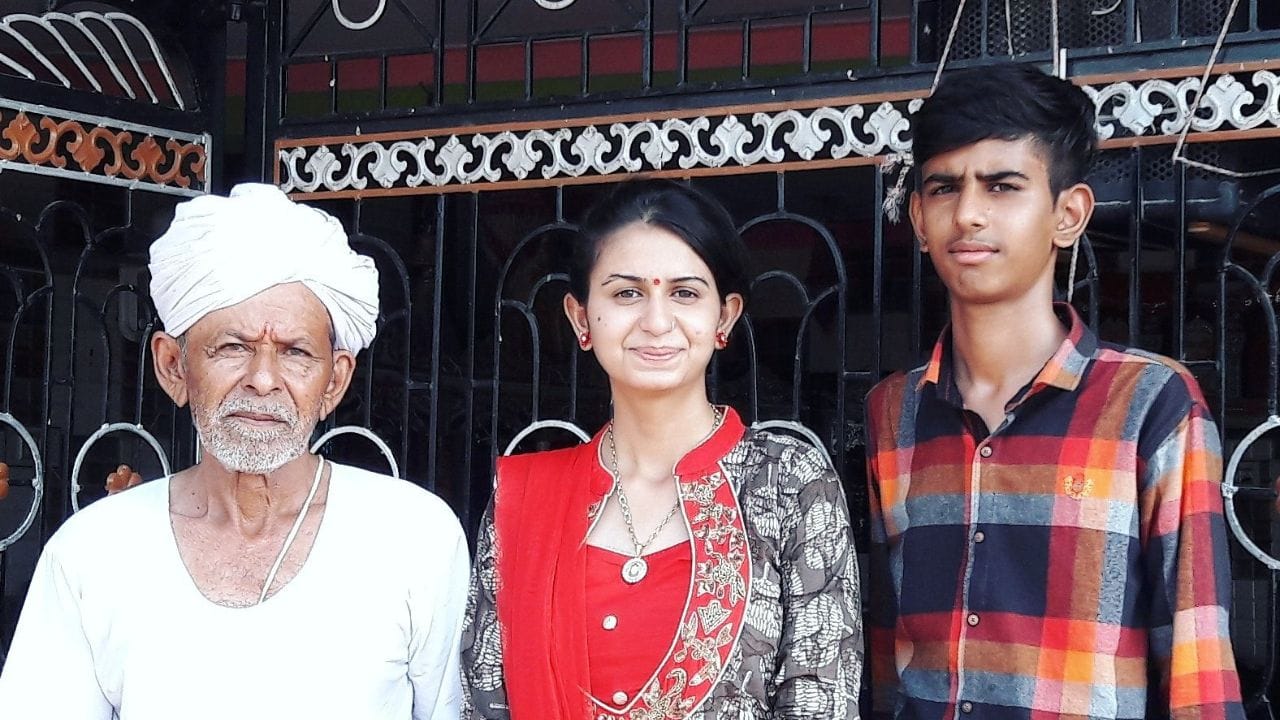 કિંજલ દવેનો જન્મ 24 નવેમ્બર 1998ના રોજ ગુજરાતના પાટણ નજીકના ગામ જેસંગપુરામાં થયો હતો. તેમણે તેના મ્યુઝિક ઈન્ડસ્ટ્રીમાં ગુજરાતી ગીત "જોનડીયો" સાથે શરૂઆત કરી હતી.