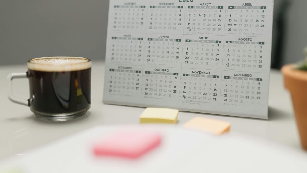 ચંદ્ર ચક્ર પ્રાચીન ખગોળશાસ્ત્રીઓએ અવલોકન કર્યું હતું કે ચંદ્ર તેના બધા તબક્કાઓ ( પૂનમ થી અમાસ) પૂર્ણ કરવામાં લગભગ 29.5 દિવસ લે છે. સૂર્યની આસપાસ પૃથ્વીની ભ્રમણકક્ષામાં લગભગ 12 ચંદ્ર ચક્ર (એક વર્ષ) છે. 