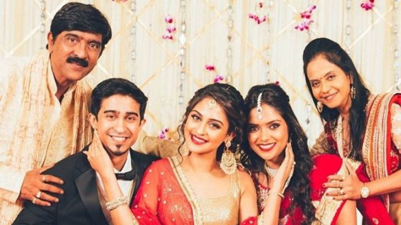  ક્રિસ્ટલના ગ્લેમરસ લુક અને શાનદાર અભિનય માટે હંમેશા ચર્ચા કરવામાં આવે છે. તેમને સાચી ઓળખ ટીવી સીરિયલ "એક હજારો મેં મેરી બહેના હૈ" થી મળી. તેમણે "ક્યા દિલ મેં હૈ," "કસ્તુરી," "કિસ દેશ મેં હૈ મેરા દિલ," અને "બાત હમારી પક્કી હૈ" સહિત અનેક શોમાં પણ જોવા મળી અને નોંધપાત્ર પ્રશંસા મેળવી છે.