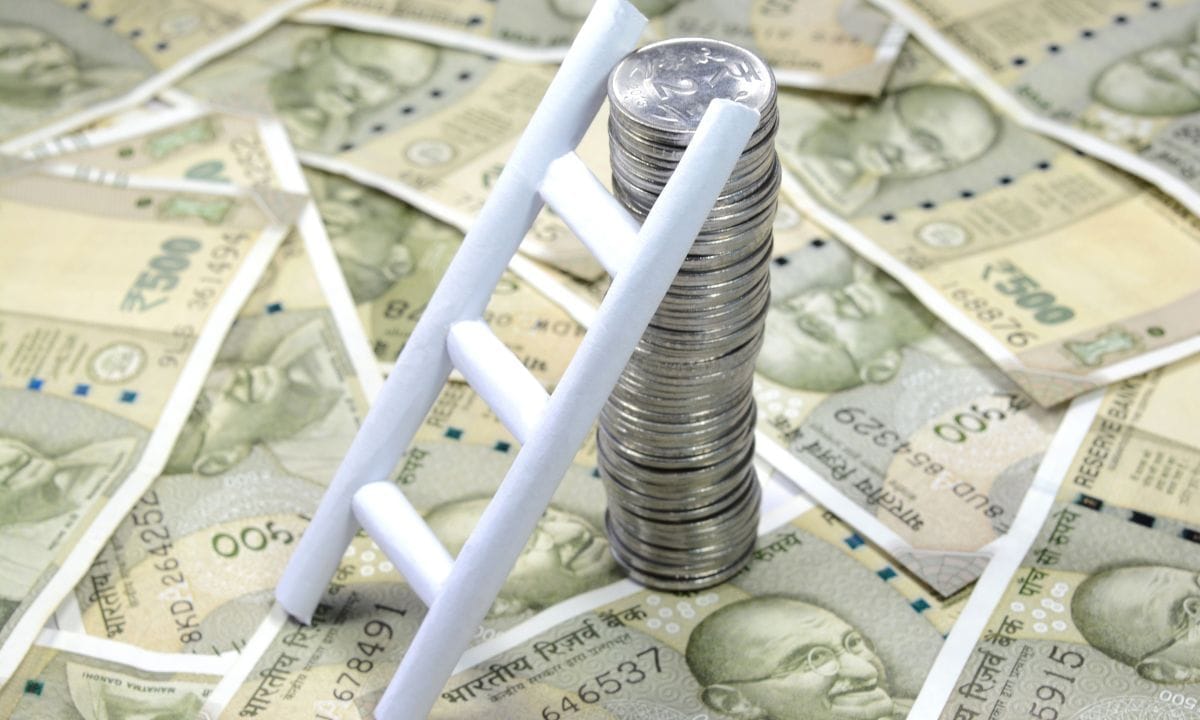 આ પોલિસીમાં લઘુત્તમ રોકાણ 2 લાખ રૂપિયાથી શરૂ થાય છે, અને ઉપર કોઈ મર્યાદા નથી. એટલે કે તમારી નાણાકીય ક્ષમતા મુજબ મનગમતું રોકાણ કરી શકાય છે. જો પોલિસી ઓનલાઈન લેવામાં આવે તો પ્રીમિયમ પર ડિસ્કાઉન્ટ પણ મળે છે, જે તેને વધુ સસ્તી અને લાભદાયક બનાવે છે. (નોંધ : અહીં આપવામાં આવેલી માહિતી ફક્ત આપની જાણકારી માટે છે. કોઈ પણ રોકાણ કરવા પહેલા નિષ્ણાંતોની સલાહ લેવી જરૂરી છે.)