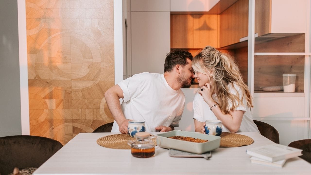 પુરુષોની અછતને કારણે હેન્ડીમેન અને પતિ-કલાક સેવાઓ માટે માંગ ઝડપથી વધતી જઈ રહી છે. આ પ્લેટફોર્મ્સ એવા પુરુષોને પૂરા પાડે છે, જેઓ ઘરના સમારકામના કામમાં કુશળ હોવા સાથે સારી કમ્યુનિકેશન ક્ષમતા પણ ધરાવે છે. માત્ર ઓનલાઈન અથવા ફોન બુકિંગ કરતાં જ પુરુષ મદદ માટે તરત ઘરે પહોંચે છે.