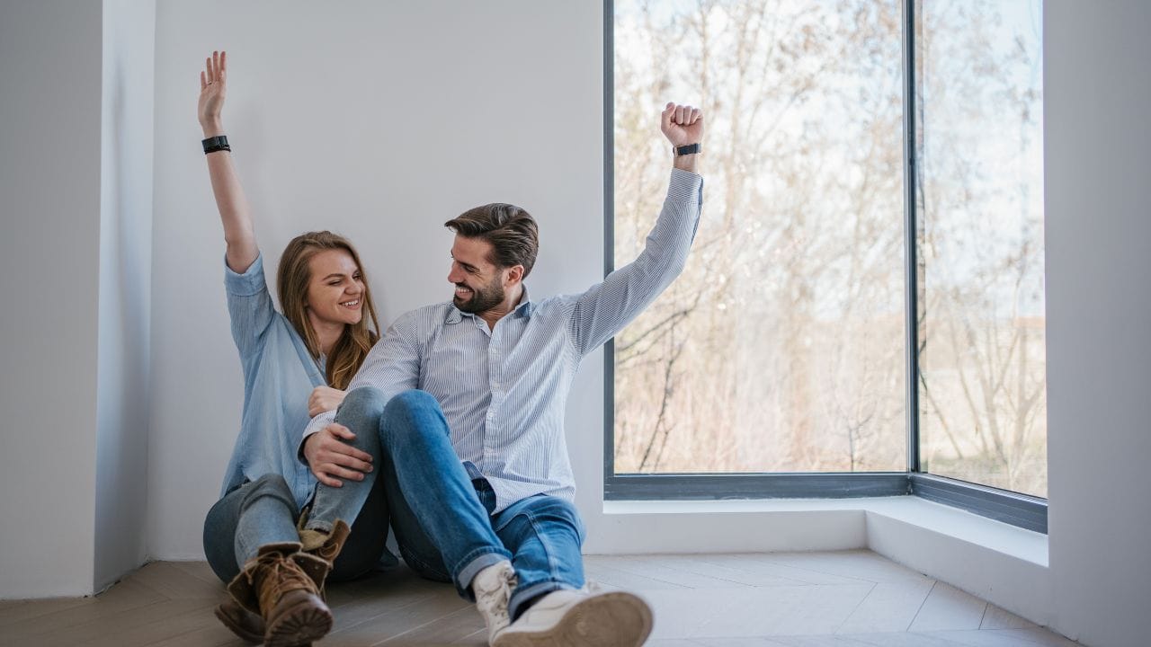 ન્યુયોર્કના લાતવિયામાં “કલાકોના ભાવે પતિ” ભાડે લેવાની પ્રથા લોકપ્રિય બની રહી છે. આ સેવાઓ હેઠળ પુરુષો ઘરમાં આવીને નાનાં સમારકામ, પ્લમ્બિંગ, સુથારીકામ અથવા અન્ય ઘરગથ્થુ જવાબદારીઓમાં મદદ કરે છે. માત્ર એટલું જ નહીં. એકલતા અનુભવનાર સ્ત્રીઓને તેઓ વાતચીત અને સાથનો આધાર પણ પૂરો પાડે છે.