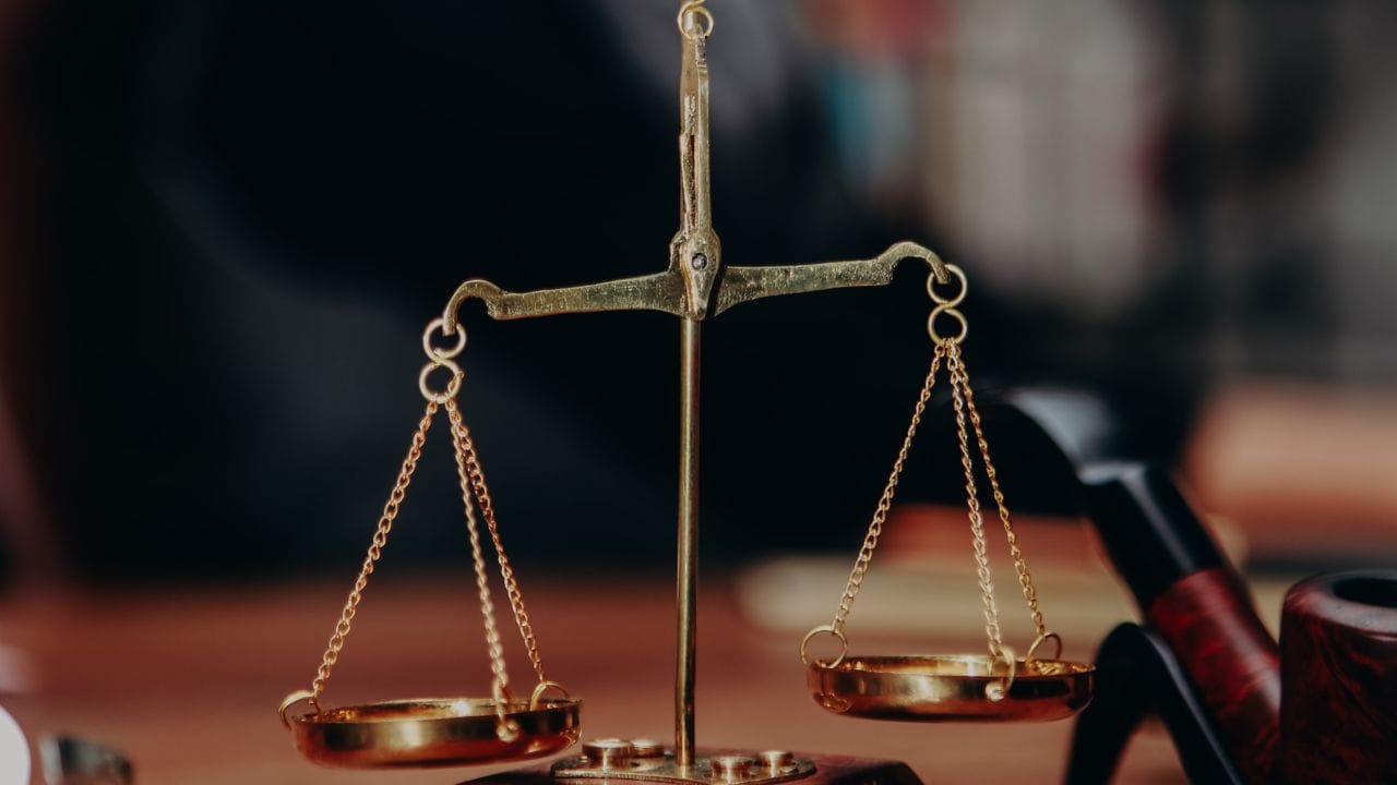 આ બિલ હેઠળ, બ્યુરો ઓફ ઇમિગ્રેશન પાસે નિયમોનું ઉલ્લંઘન કરીને ભારતમાં પ્રવેશેલા વિદેશી નાગરિકોને તાત્કાલિક દેશનિકાલ કરવાનો બંધારણીય અધિકાર હશે અને તે સંબંધિત રાજ્યો સાથે સંકલન કરશે.આ નિયમો હેઠળ, કોઈપણ સંસ્થા જ્યાં વિદેશી નાગરિકો ગેરકાયદેસર રીતે રહેતા હોય, પછી ભલે તે હોટલ હોય, શૈક્ષણિક સંસ્થા હોય કે અન્ય કોઈ સંસ્થા હોય, તેનું રજિસ્ટ્રેશન તાત્કાલિક રદ કરવામાં આવશે.