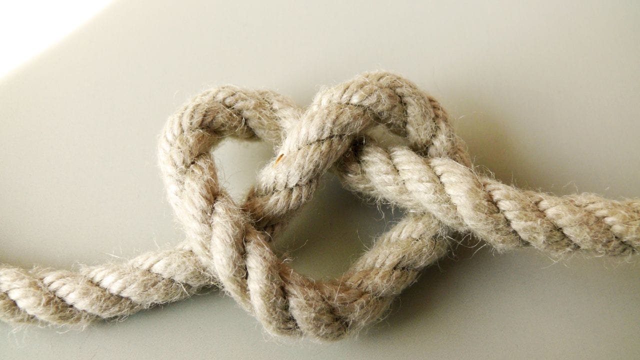  આને આસિસ્ટેડ આત્મહત્યા કહેવામાં આવે છે. આ કિસ્સામાં, દર્દી, સંપૂર્ણ સભાન હોવા છતાં, પોતાનું જીવન સમાપ્ત કરવાનો નિર્ણય લે છે, પરંતુ તેમને તબીબી સહાય પૂરી પાડવામાં આવે છે. ડૉક્ટર તેમને તેમના નિર્ણયને અમલમાં મૂકવા માટે દવા અથવા અન્ય જરૂરી સાધનો પૂરા પાડે છે.લિવિંગ વીલ એ એક કાનૂની દસ્તાવેજ છે જેના દ્વારા વ્યક્તિ અગાઉથી સ્પષ્ટ કરે છે કે,શું તે ભવિષ્યમાં એવી અસાધ્ય સ્થિતિમાં પહોંચી જાય જ્યાં સાજા થવાની કોઈ શક્યતા ન હોય તો કૃત્રિમ રીતે જીવન જાળવવા માટે તબીબી સુવિધાઓનો લાભ લેવા માંગે છે તે નહી.કઈ પરિસ્થિતિઓ માટે ઈચ્છામૃત્યુની મંજૂરી છે?સુપ્રીમ કોર્ટની માર્ગદર્શિકા કોઈ ચોક્કસ શરતોનો ઉલ્લેખ કરતી નથી. જો કોઈ ડૉક્ટર નક્કી કરે કે દર્દીને બચવાની કોઈ આશા નથી, તો દર્દી અને તેના પરિવારની સલાહ પર ઈચ્છામૃત્યુ આપી શકાય છે.જોકે, ઈચ્છામૃત્યુ આપવામાં આવી રહેલી વ્યક્તિને પરિસ્થિતિની જાણ હોવી જરૂરી છે. (all photo : canva)