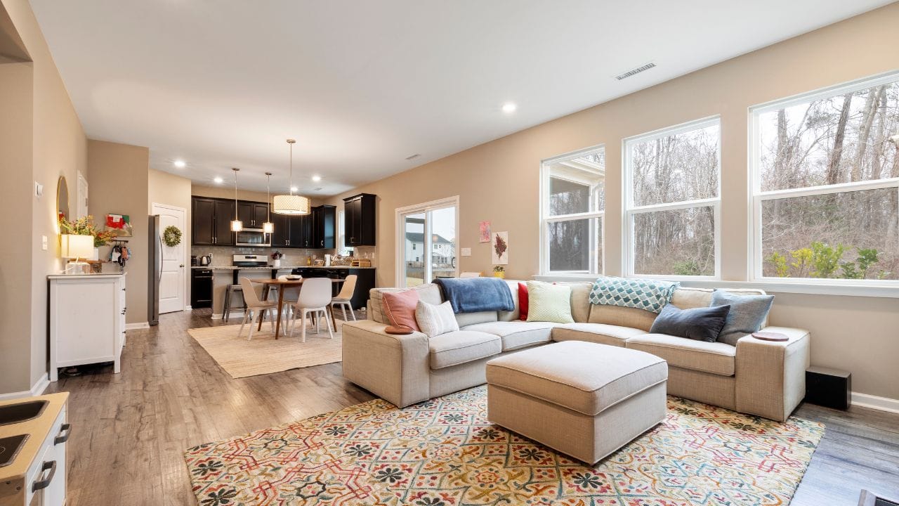 કટોકટી સિવાયની પરિસ્થિતિઓમાં, પોલીસે પહેલા વોરંટ બતાવવું આવશ્યક છે. ઉદાહરણ તરીકે, જો કોઈ વ્યક્તિ પર ગેરકાયદેસર પ્રવૃત્તિઓમાં સામેલ થવાનો, વસ્તુઓ ચોરી કરવાનો અથવા ઘરમાં ગેરકાયદેસર હથિયાર રાખવાનો આરોપ હોય, તો તેણે પહેલા મેજિસ્ટ્રેટનું વોરંટ બતાવવું આવશ્યક છે. આ પછી જ પોલીસ ઘરમાં પ્રવેશ કરી શકે છે.