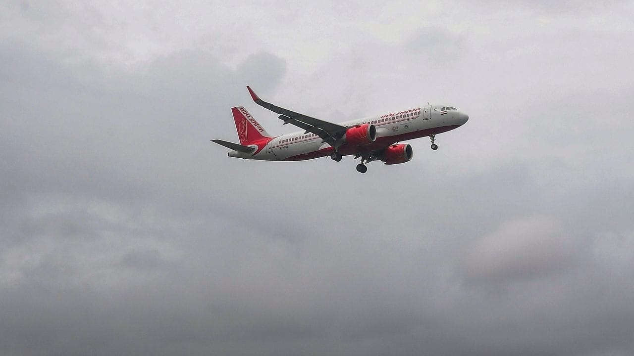 DGCA ના નિયમો અનુસાર, જો એરલાઇન તમારી ફ્લાઇટ રદ કરે છે, તો તમને સીધા ચોક્કસ અધિકારો મળે છે. એરલાઇન્સે મુસાફરોને સમયસર રદ કરવાની જાણ કરવી પડશે.