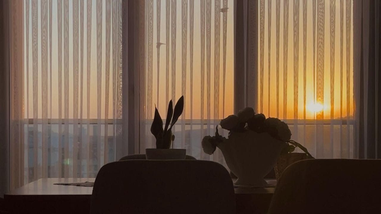 જો પોલીસ વોરંટ બતાવ્યા વિના બળજબરીથી કોઈના ઘરમાં ઘૂસી જાય અને તાળું તોડવાનો પ્રયાસ કરે, તો તે ગેરકાયદેસર છે અને તમે તેની વિરુદ્ધ ફરિયાદ કરી શકો છો.