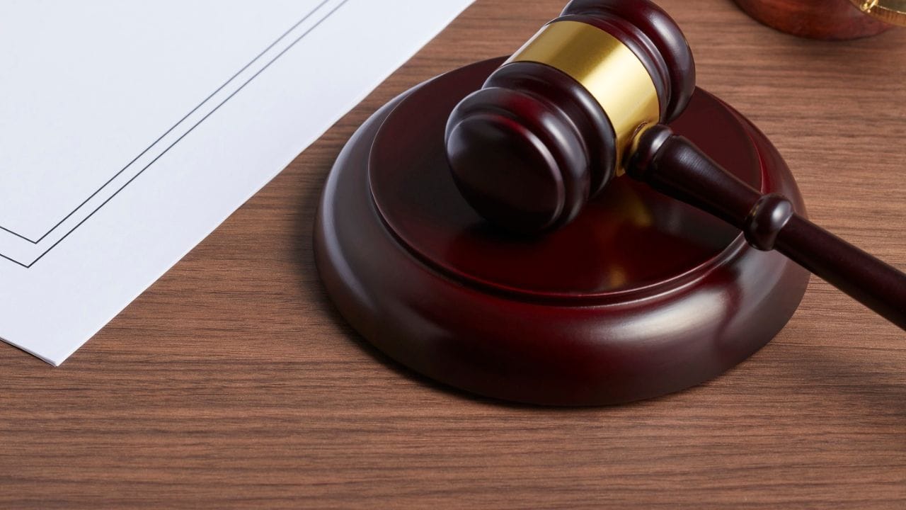 તો ચાલો આખરે આ સમગ્ર મામલો શું હતો. આ મામલો વર્ષ 2022નો છે. સીતાપુરમાં રહેતા એક વ્યક્તિએ બ્રાન્ડેડ શોરુમમાંથી ચંપલ ખરીદ્યા હતા. જેમાં 6 મહિનાની વોરંટી પણ આપવામાં આવી હતી. પરંતુ ચંપલ એક મહિનામાં તુટી જતા વ્યક્તિ શો રુમમાં જઈ સમગ્ર વાત કરી તો આ ફરિયાદનો કોઈ જવાબ આપવામાં આવ્યો નહી. તેમજ ચંપલ પણ તુટેલા રાખી લીધા હતા.