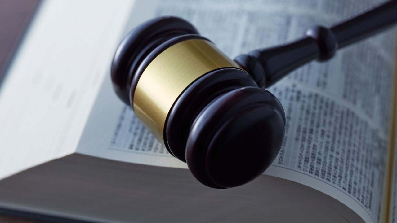 તો ચાલો જાણીએ આ સમગ્ર કેસ શું છે.સુનાલી ખાતુન અને તેનો પરિવાર જે પશ્ચિમ બંગાળથી આવેલો પ્રવાસી મજુર છે અંદાજે 20 વર્ષથી દિલ્હીમાં કામ કરી રહ્યો હતો. જૂન 2025માં દિલ્હી પોલીસે તેને કથિત કથિત ગેરકાયદેસર પ્રવૃત્તિઓ પર કાર્યવાહીના ભાગ રૂપે તેમને ઝડપી લીધા હતા. તેમને દિલ્હીમાં અટકાયતમાં લેવામાં આવ્યા હતા ત્યારબાદ આસામ લઈ જવામાં આવ્યા હતા અને સરહદ પર એક રાત વિતાવ્યા બાદ, બાંગ્લાદેશ મોકલવામાં આવ્યા હતા.