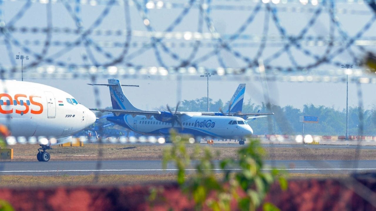 આ સમગ્ર ઘટનાક્રમ બાદ હવે એક સવાલ મહત્વનો છે કે, યાત્રિકો પાસે શું-શું કાનુની અધિકાર છે અને તે વળતરની માંગ કરી શકે છે. આ વર્ષે DGCAએ પાયલોટની ડ્યુટી સાથે જોડાયેલા નવા નિયમો લાગુ કર્યા છે. આ નિયમ 2 તબક્કામાં જુલાઈ અને નવેમ્બરમાં લાગુ થયા છે. પહેલા તબક્કામાં વધારે અસર જોવા મળી ન હતી પરંતુ નવેમ્બરના બીજા તબક્કામાં ઈન્ડિગોની ફ્લાઈટ પર અસર પડી છે.