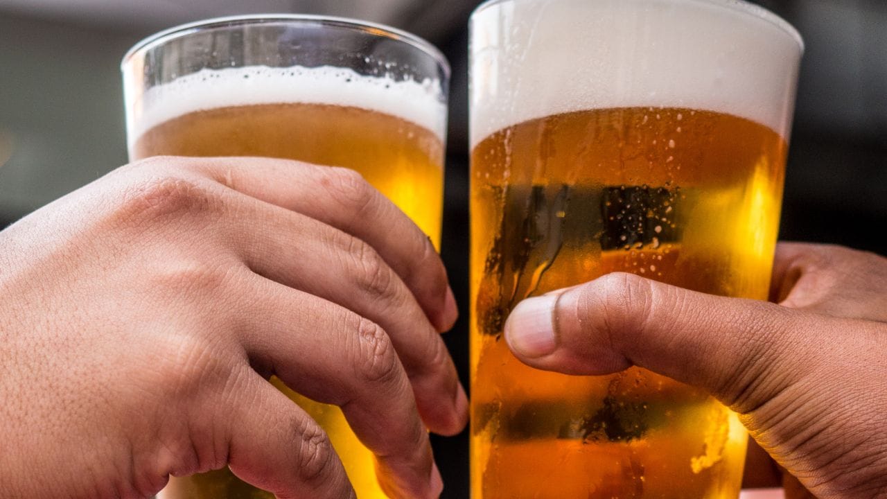 નવા BNS ની કલમ 85B પરિણીત મહિલાઓને દારૂડિયા પતિઓ સામે મજબૂત કાનૂની રક્ષણ પૂરું પાડે છે. જો કોઈ પતિ દારૂ પીને ઘરે આવે છે અને હોબાળો મચાવે છે અથવા પત્નીના વાંધો હોવા છતાં તેની આદત ચાલુ રાખે છે, તો તેના પર FIR દાખલ થઈ શકે છે અને ત્રણ વર્ષ સુધીની જેલની સજા થઈ શકે છે. 