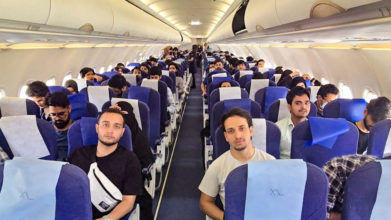 મુસાફરોને અસુવિધા ન થાય તેની ખાતરી કરવાની એરલાઇન્સની જવાબદારી છે.કાનૂની નિષ્ણાતો માને છે કે મુસાફરોને બિનજરૂરી રીતે અસુવિધા ન થાય તેની ખાતરી કરવાની એરલાઇન્સની જવાબદારી છે. દિલ્હી હાઇકોર્ટના નિવૃત્ત ન્યાયાધીશ આર.એસ. સોઢીના મતે, એરલાઇન્સે આ પરિસ્થિતિ માટે અગાઉથી તૈયારી કરી લેવી જોઈતી હતી. ઇન્ડિગો ફ્લાઇટ કટોકટી ચાલુ છે, જોકે ગ્રાઉન્ડેડ ફ્લાઇટ્સની સંખ્યામાં ઘટાડો થવા લાગ્યો છે. રવિવાર 7 ડિસેમ્બરના રોજ 600 થી વધુ ઇન્ડિગો ફ્લાઇટ્સ રદ કરવામાં આવી હતી.