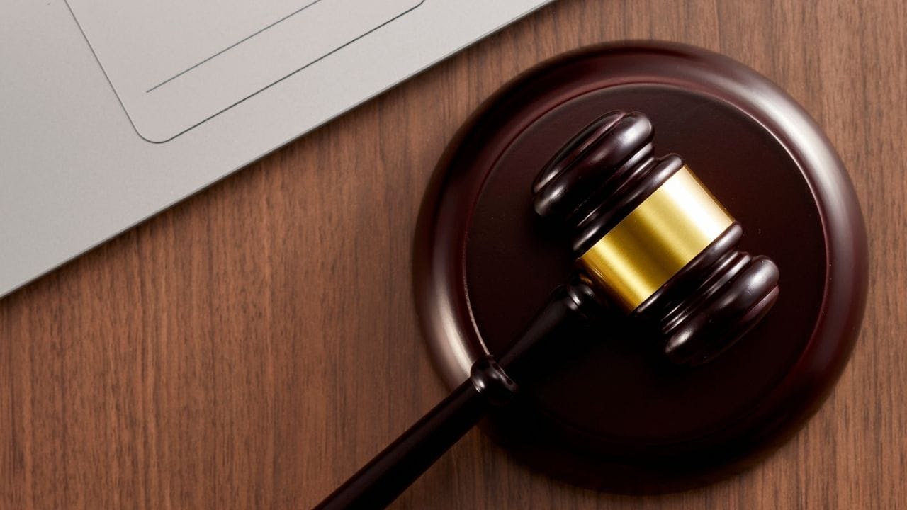 BNSSની કલમ 102 સીઝર પોલીસ અપરાધ સાથે જોડાયેલી કોઈ પણ સંદિગ્ધ વસ્તુઓને ઝપ્ત કરી શકે છે પરંતુ મોબાઈલ ફોન છીનવી લેવો અને તેને જપ્ત કરવો એ બે અલગ અલગ બાબતો છે. "છીનવી લેવું" એ ગેરકાયદેસર બળજબરી ગણી શકાય. શું પોલીસ મોબાઈલનો પાસવર્ડ માંગી શકે. કાયદો કહે છે કે ના, તમારે તમારો પાસવર્ડ જાહેર કરવો જરૂરી નથી.