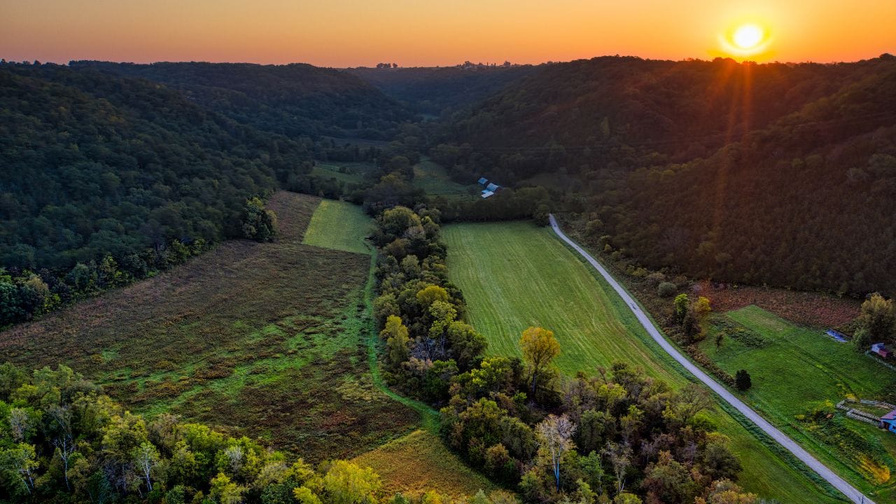 સરળ શબ્દોમાં કહીએ તો, સરકાર રસ્તાઓ બનાવશે કે પછી રેલવે લાઈન જેવા કામમાં વળતર આપી જમીન લઈ શકે છે. જેમાં તમારી મરજી હોય કે ન પણ હોય. આનો કોઈ ફરક પડતો નથી. જો કોઈ પ્રાઈવેટ કંપની કોઈ વિસ્તારમાં પ્રોજેક્ટ શરુ કરવા માંગે છે. તો તે જમીન સંપાદન કરી શકતી નથી સિવાય કે તેની પાસે મોટી સંખ્યામાં જમીનમાલિકોની લેખિત સંમતિ હોય.