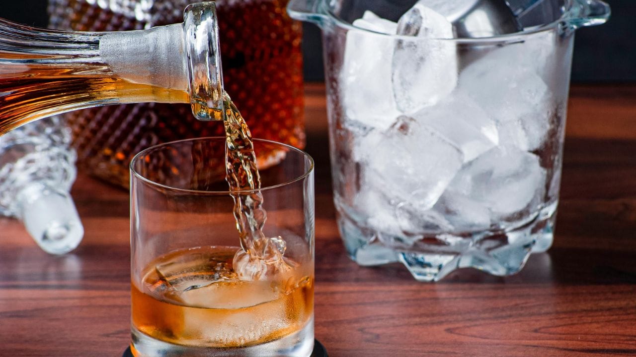 પત્ની ફરિયાદ નોંધાવી શકે છે, રક્ષણ, અલગ રહેવું અને ભરણપોષણની માંગ કરી શકે છે. આ કાયદાનો હેતુ ઘરેલુ હિંસા અને ઉત્પીડન પર કડક કાર્યવાહી કરવાનો છે.