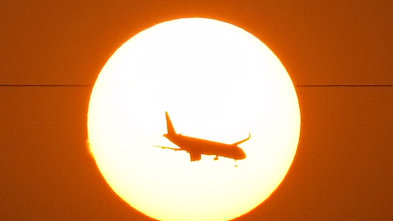 જો ફ્લાઇટ રદ થવાની માહિતી બે અઠવાડિયા અગાઉ આપવામાં આવે, તો મુસાફર પાસે બે વિકલ્પો છે.કાં તો સંપૂર્ણ રિફંડ મેળવવો અથવા અન્ય વૈકલ્પિક ફ્લાઇટ્સ પસંદ કરવી.