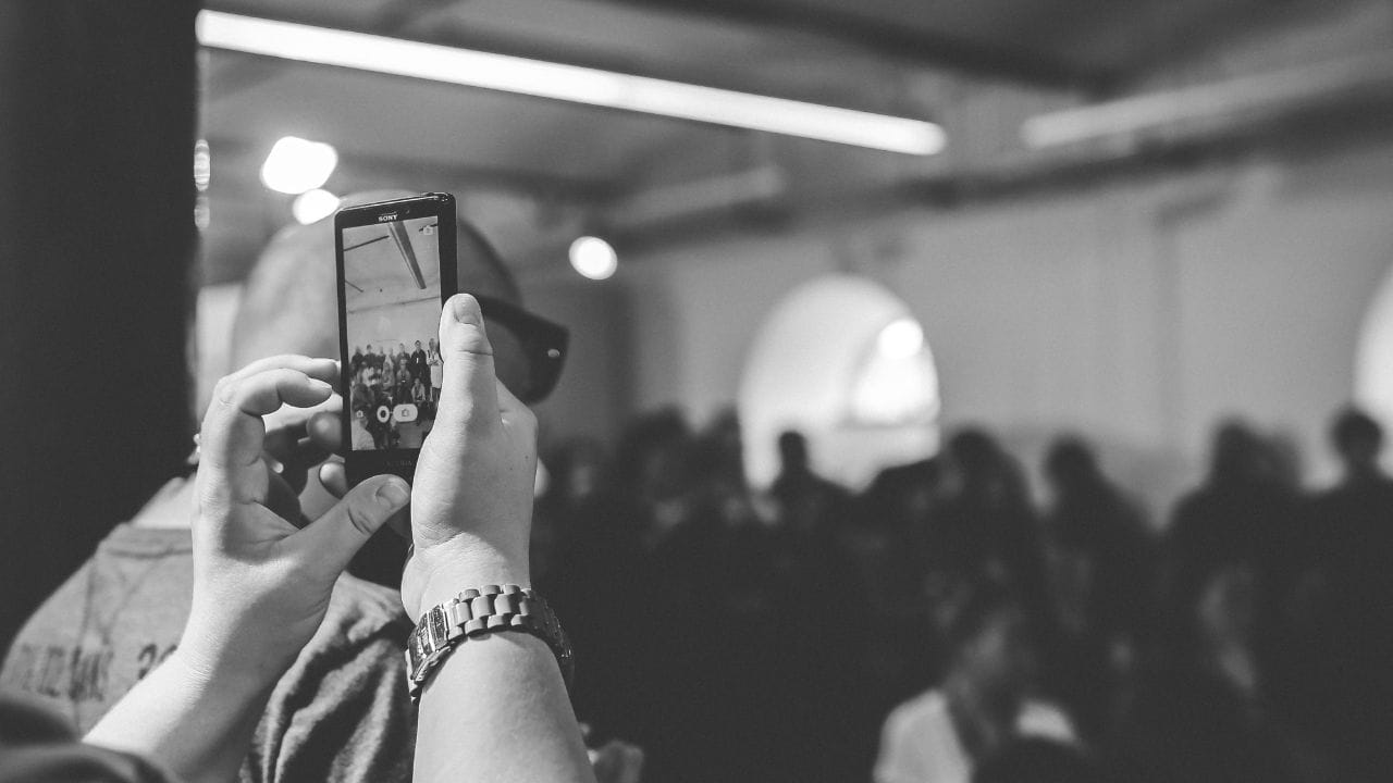 શું પોલીસ તમારા મોબાઇલ ફોનને તપાસી શકે છે?ના. લેખિત આદેશ, નક્કર શંકા અથવા તપાસ માટે વાજબી આધાર વિના તમારા મોબાઇલ ફોનને સ્કેન કરવા, ફોટા જુઓ અથવા ચેટ્સ વાંચવી એ અયોગ્ય અને ગેરકાયદેસર માનવામાં આવે છે.