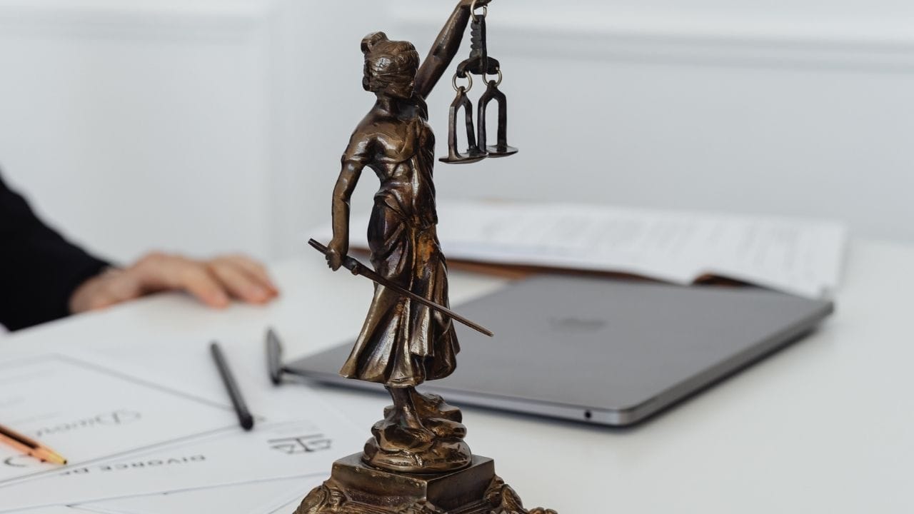 જો પોલીસને લાગે કે તમારા ઘરમાં ગુનો થયો છે અને ગુનેગાર છુપાયેલો છે, તો તેમને વોરંટની જરૂર છે. વોરંટમાં શોધનો હેતુ સ્પષ્ટપણે જણાવવો જોઈએ, અને કોઈપણ તમારા ઘરમાં પ્રવેશ કરે તે પહેલાં વોરંટ બતાવવું આવશ્યક છે.