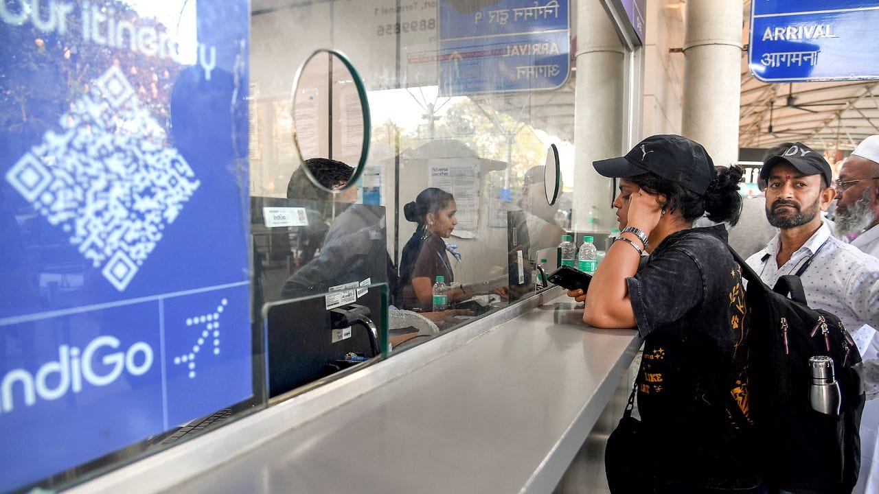 જો ફ્લાઇટ રદ થવાની જાણ બે અઠવાડિયા કરતાં ઓછા સમય પહેલાં પરંતુ પ્રસ્થાનના 24 કલાક પહેલાં કરવામાં આવે, તો પણ મુસાફર સંપૂર્ણ રિફંડનો વિકલ્પ પસંદ કરી શકે છે અથવા વૈકલ્પિક ફ્લાઇટ્સનો ઉપયોગ કરી શકે છે.