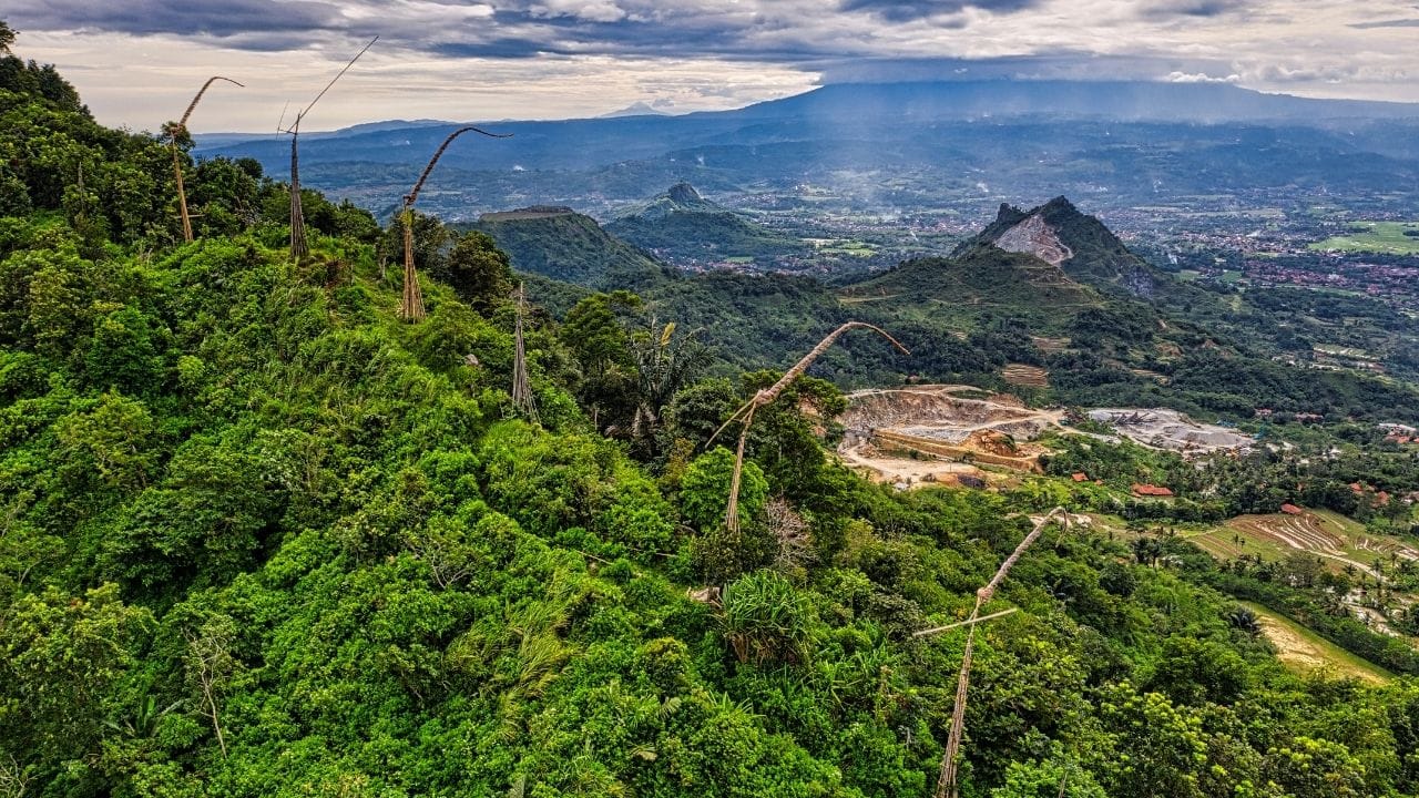 શું તમે જમીન આપવા ના પાડી શકો છો?કેટલીક પરિસ્થિતિઓમાં, અસરગ્રસ્ત વ્યક્તિઓ અથવા ટોળું જમીન સંપાદન પર પ્રતિબંધ લગાવવા માટે કોર્ટમાં અરજી દાખલ કરી શકે છે. ઉદાહરણ તરીકે, જો સંપાદન પ્રક્રિયામાં અનિયમિતતા હોય, પુનર્વસન અથવા વળતરમાં ન્યાયનો અભાવ હોય, અથવા સંમતિ સંબંધિત નિયમોનું ઉલ્લંઘન હોય. કોર્ટે વારંવાર સ્પષ્ટ કર્યું છે કે જમીન સંપાદનમાં પારદર્શિતા અને વાસ્તવિક જાહેર હિત આવશ્યક છે.