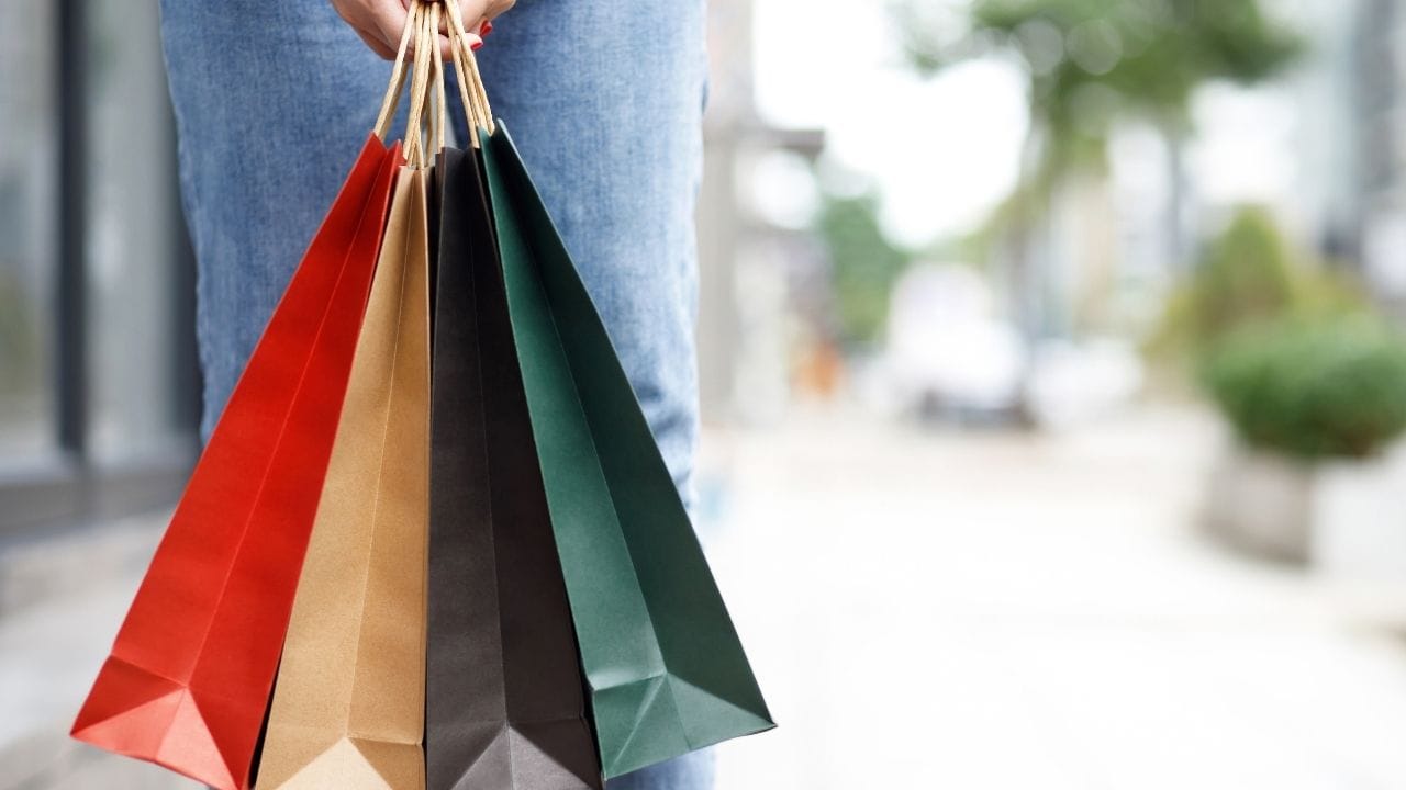 (Disclaimer: જો તમારી પાસે કોઈ ચોક્કસ કેસ હોય તો કાનૂની નિષ્ણાત (વકીલ) ની સલાહ લેવી સલાહભર્યું છે. અહીં આપેલી માહિતી ફક્ત કોર્ટના નિર્ણયો અને કલમોને આધારે આપવામાં આવી છે. તમારે કોઈ કેસ માટે જાણવું હોય તો યોગ્ય વકીલની સલાહ લઈ શકો છો.)(All Image Credit- Canva)