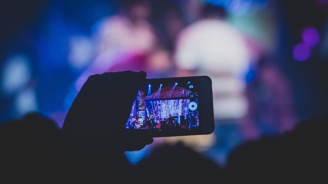 ભારતીય કાયદા મુજબ કોઈની પરવાનગી વિના વ્યક્તિગત અથવા ખાનગી વિડિઓ રેકોર્ડ કરવી અથવા પ્રસારિત કરવોએ ગુનો છે. ભારતીય કાયદા હેઠળ કડક કાર્યવાહી જરૂરી છે. 