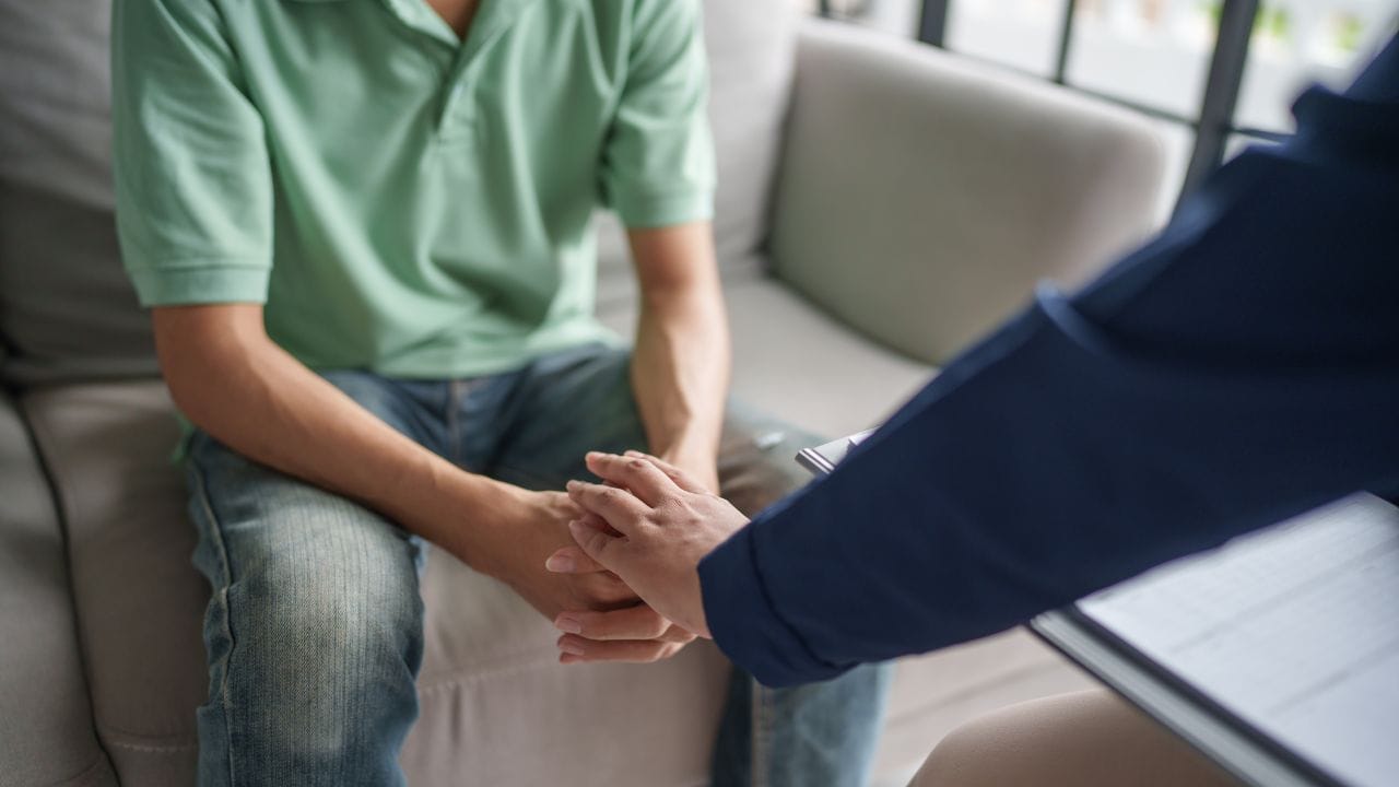 નિષ્ક્રિય ઈચ્છામૃત્યુમાં વ્યક્તિને સંપૂર્ણ રીતે મારી નાખવાને બદલે જીવન બચાવતી તબીબી સહાયથી વંચિત રાખવાનો સમાવેશ થાય છે. આ નિર્ણય સામાન્ય રીતે ત્યારે લેવામાં આવે છે જ્યારે દર્દી લાંબા સમય સુધી, ઘણીવાર છ મહિના કે તેથી વધુ સમય માટે વેઝિટેટિવ સ્થિતિમાં હોય અને સામાન્ય જીવનમાં પાછા ફરવાની કોઈ વાસ્તવિક શક્યતા ન હોય. આવા કિસ્સાઓમાં,લાઈફ સપોર્ટ સિસ્ટમ દૂર કરવામાં આવે છે અને મૃત્યુને મંજૂરી આપવામાં આવે છે.