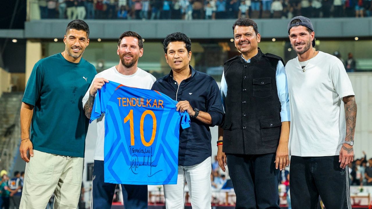 મુંબઈના વાનખેડે સ્ટેડિયમમાં ફુટબોલના ભગવાન કહેવાતા લિયોનલ મેસ્સીએ ક્રિકેટના ભગવાન સચિન તેડુલકર સાથે મુલાકાત કરી હતી. આ દરમિયાન સચિન-મેસ્સીનું નામ ગુંજી રહ્યું હતુ. સચિન તેડુલકરે મેસ્સીને એક ખાસ ગિફટ પણ આપી છે.