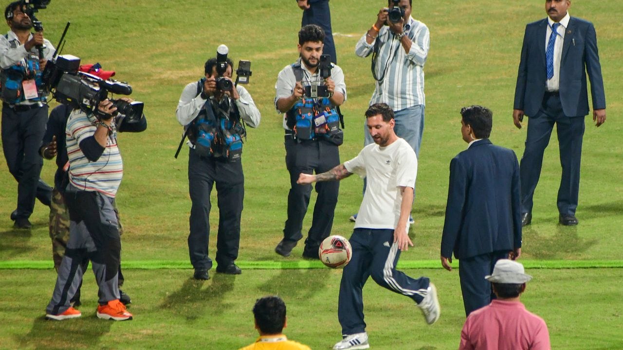 પ્રવાસના બીજા દિવસે તે મુંબઈ પહોંચ્યો હતો. આ દરમિાન ઐતિહાસિક વાનખેડે સ્ટેડિયમમાં એક ખાસ પ્રોગ્રામ રાખવામાં આવ્યો હતો. જ્યાં તેમણે ક્રિકેટના દિગ્ગજોથી લઈ બોલિવુડ સ્ટાર સાથે મુલાકાત કરી હતી.