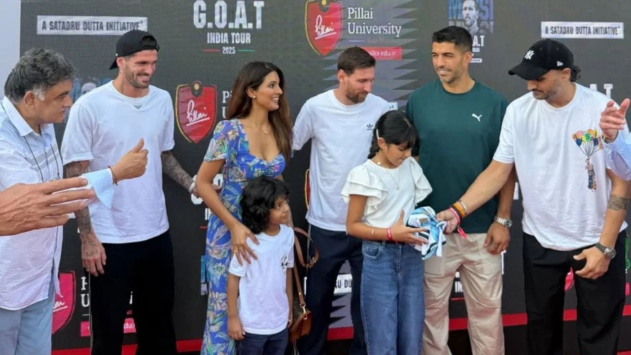 ભારતના પૂર્વ ખેલાડી હરભજન સિંહે પણ લિયોનલ મેસ્સી સાથે મુલાકાત કરી હતી. તે પોતાની પત્ની ગીતા બસરાની સાથે ઈવેન્ટમાં પહોંચ્યો હતો. હરભજન સિંહે લિયોનલ મેસ્સીની સાથે કેટલાક ફોટો પણ પોતાના સોશિયલ મીડિયા એકાઉન્ટ પર શેર કર્યા હતા. હરભજન સિંહને લિયોનલ મેસ્સીને પોતાની સાીન કરેલી જર્સી આપી હતી.