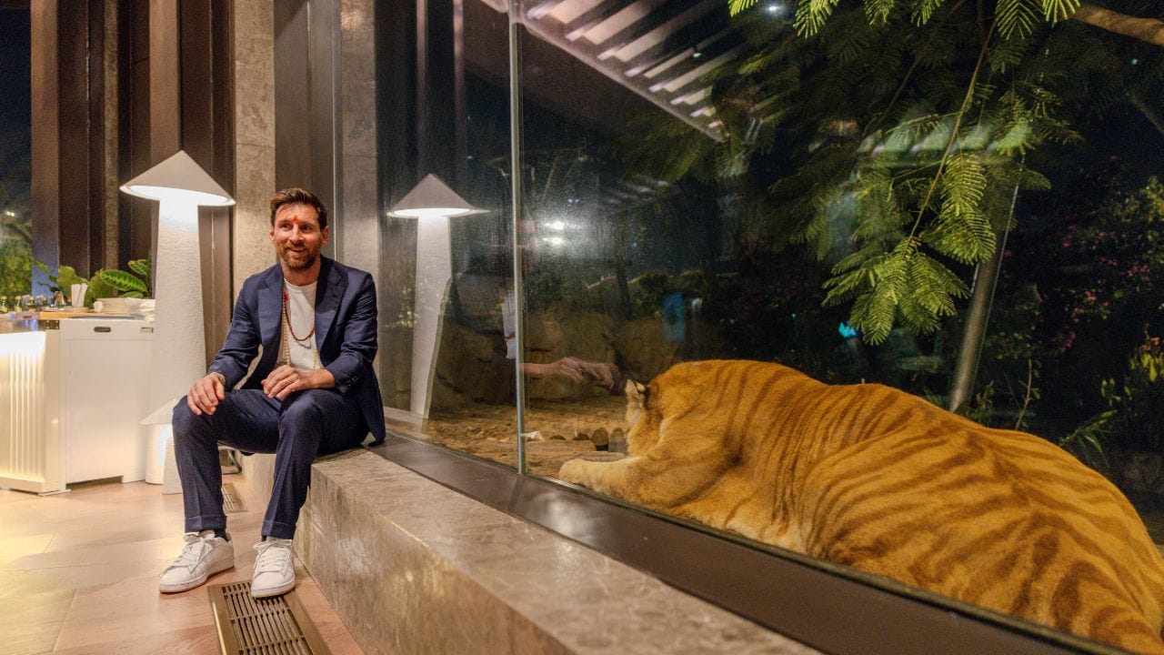 આ મુલાકાત દરમિયાન અનંત અંબાણીએ લિયોનેલ મેસ્સીને અંદાજે ₹10 કરોડ (લગભગ 10 મિલિયન ડોલર) કિંમતની અત્યંત ખાસ ઘડિયાળ ભેટમાં આપી હતી. આ ઘડિયાળ રિચાર્ડ મિલે RM 003-V2 GMT ટુરબિલન ‘એશિયા એડિશન’ છે, જેના વિશ્વભરમાં માત્ર 12 યુનિટ્સ જ બનાવવામાં આવ્યા છે.