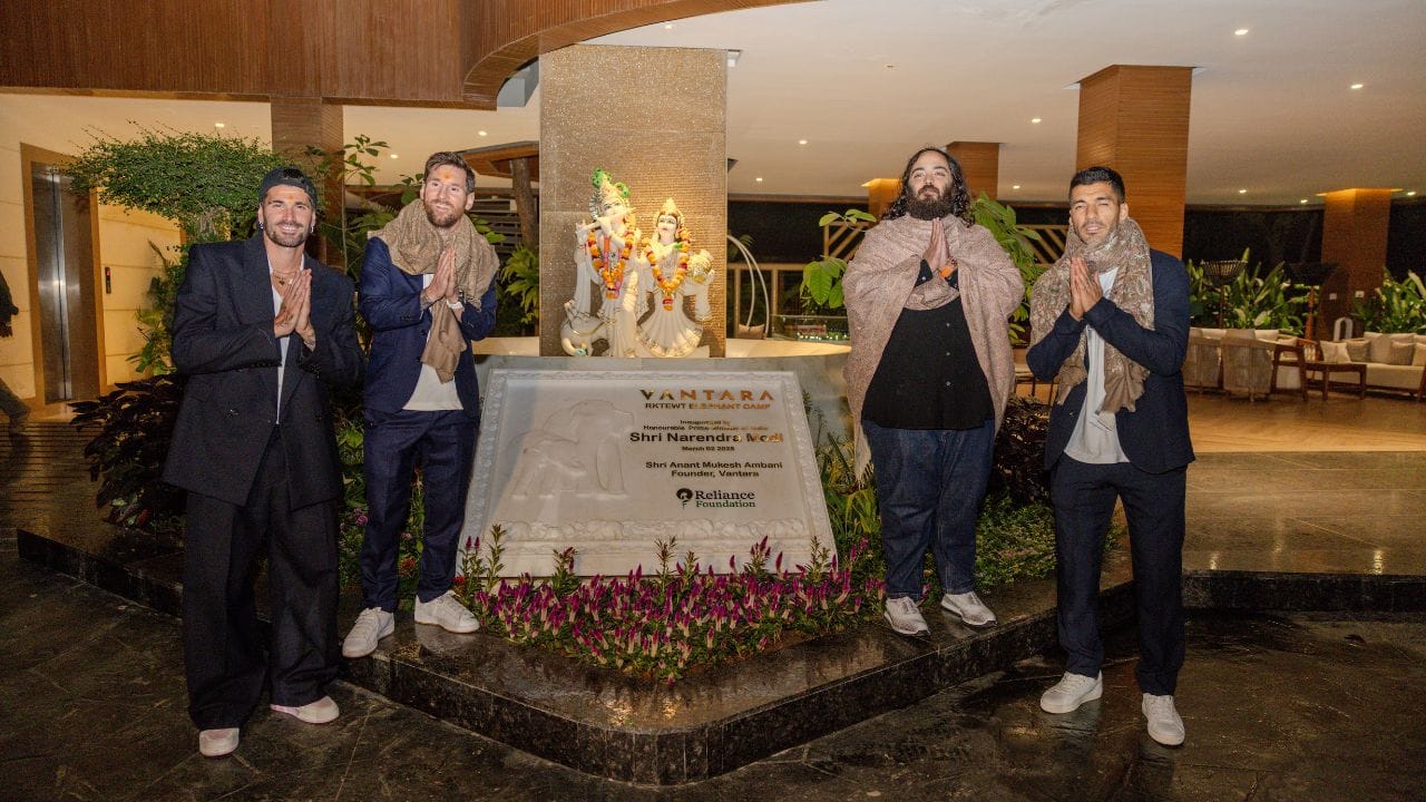 તે જ સમયે, અનંત અંબાણી પોતે રિચાર્ડ મિલે RM 056 સેફાયર ટુરબિલન ઘડિયાળ પહેરેલા જોવા મળ્યા હતા, જેની અંદાજિત કિંમત લગભગ ₹45.5 કરોડ હોવાનું કહેવાય છે.