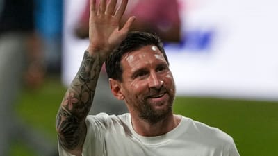 દુનિયાના સ્ટાર ફૂટબોલરો હાલમાં ભારતના પ્રવાસે છે. તેમની કમાણી અંગે ઘણીવાર અટકળો લગાવવામાં આવે છે. જાણો આ ફૂટબોલ દિગ્ગજ દરરોજ કેટલી કમાણી કરે છે. તેમજ તેના પરિવાર વિશે વાત કરીએ.