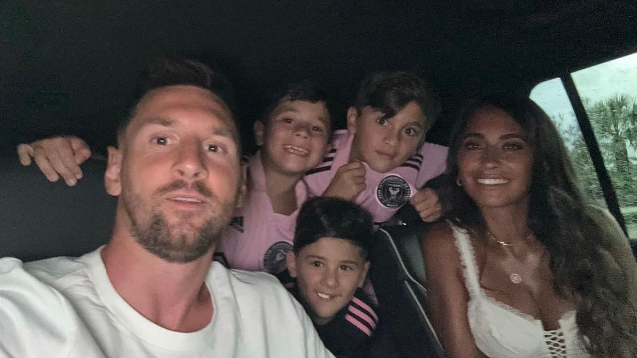 લિયોનેલ મેસ્સીએ બાળપણની ફ્રેન્ડ એન્ટોનેલા રોકુઝો સાથે લગ્ન કર્યા હતા. બંન્ને 3 બાળકોના માતા પિતા છે.લિયોનેલ મેસ્સી અને એન્ટોનેલા રોકુઝોને ત્રણ પુત્રો, થિયાગો, માટિયો અને સિરો છે