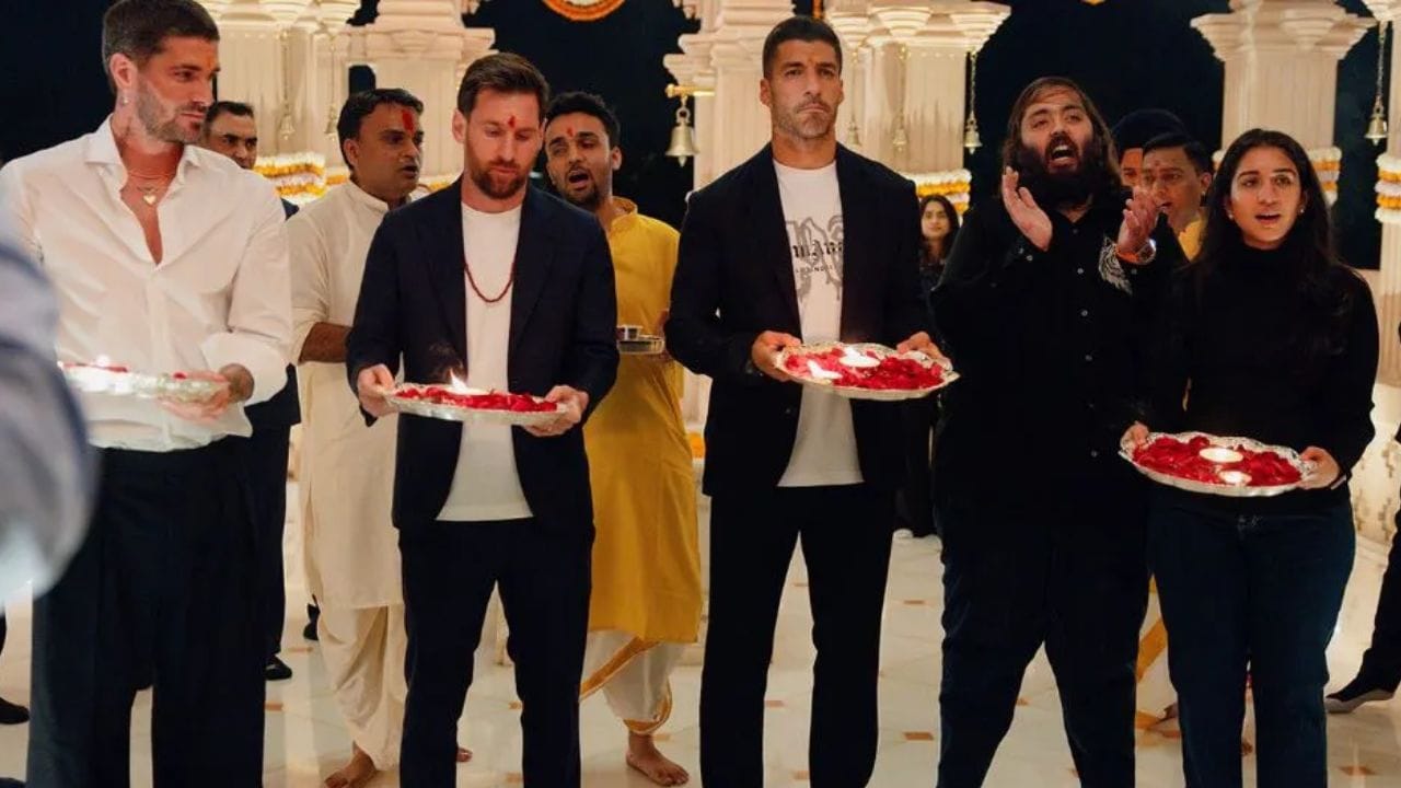 ફૂટબોલના ચમકતા સ્ટાર, લિયોનેલ મેસ્સીની ભારત મુલાકાત માત્ર રમતગમતના ચાહકો માટે જ નહીં પરંતુ મનોરંજન જગત માટે પણ ખાસ બની ગઈ છે. તેમના ત્રણ દિવસના G.O.A.T ઇન્ડિયા ટૂર 2025 બાદ, મેસ્સી ગુજરાતના જામનગર પહોંચ્યા, જ્યાં તેમણે અનંત અંબાણીના મહેમાન તરીકે વનતારા વન્યજીવન સંરક્ષણ કેન્દ્રની મુલાકાત લીધી. પરંપરાગત શૈલીમાં તેમનું ભવ્ય સ્વાગત કરવામાં આવ્યું.