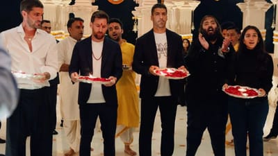 ફૂટબોલના ચમકતા સ્ટાર, લિયોનેલ મેસ્સીની ભારત મુલાકાત માત્ર રમતગમતના ચાહકો માટે જ નહીં પરંતુ મનોરંજન જગત માટે પણ ખાસ બની ગઈ છે. તેમના ત્રણ દિવસના G.O.A.T ઇન્ડિયા ટૂર 2025 બાદ, મેસ્સી ગુજરાતના જામનગર પહોંચ્યા, જ્યાં તેમણે અનંત અંબાણીના મહેમાન તરીકે વનતારા વન્યજીવન સંરક્ષણ કેન્દ્રની મુલાકાત લીધી. પરંપરાગત શૈલીમાં તેમનું ભવ્ય સ્વાગત કરવામાં આવ્યું.