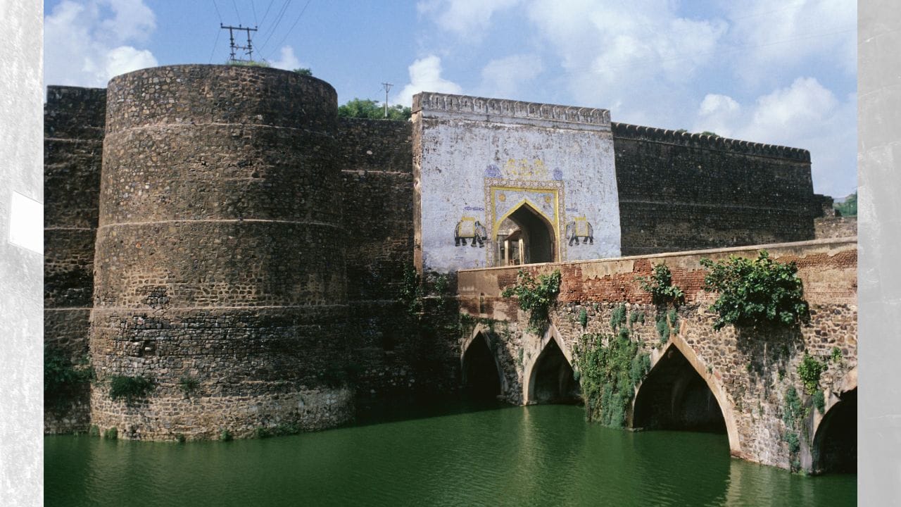 કિલ્લામાં પ્રવેશ માટે બે મુખ્ય દ્વારો બનાવાયેલા છે, ઉત્તર દિશાનો પ્રવેશદ્વાર તેની રચના માટે જાણીતા અષ્ટધાતુ દરવાજા તરીકે ઓળખાય છે, જ્યારે દક્ષિણ બાજુ આવેલો દરવાજો તેના ચાર મિનારાઓને કારણે ચૌબુર્જ દરવાજા તરીકે પ્રસિદ્ધ છે. કિલ્લાની અંદર કિશોરી મહેલ, મહલ ખાસ અને કોઠી ખાસ જેવા અનેક મહત્વપૂર્ણ ઐતિહાસિક નિર્માણો જોવા મળે છે. ( Credits: Getty Images )