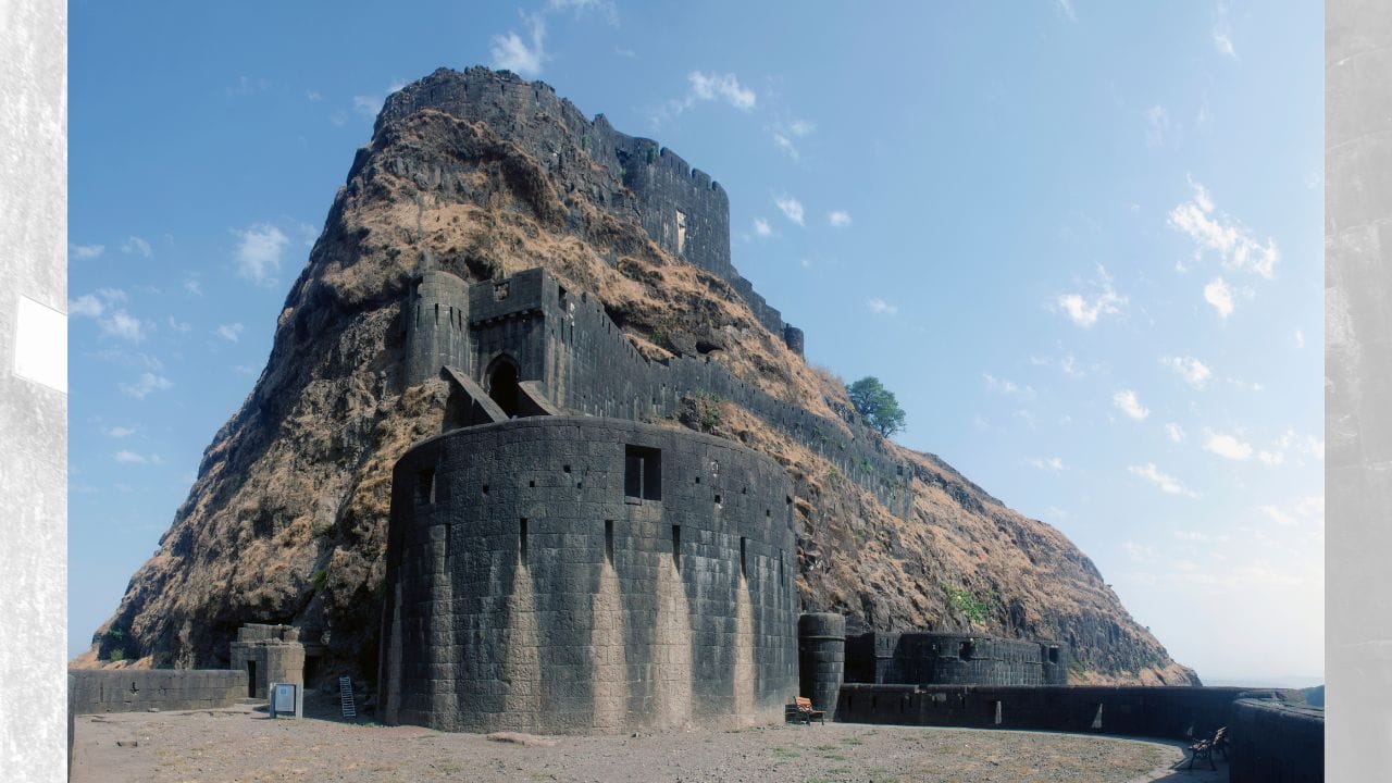 જવાહર બુર્જનું નિર્માણ મહારાજા જવાહર સિંહે 1765માં દિલ્હી યુદ્ધ (1764)માં મુઘલ શક્તિ પર પ્રાપ્ત કરેલા વિજયની સ્મૃતિરૂપે કરાવ્યું હતું. આ બુર્જનો ઉપયોગ રાજવી પરિવારના રાજ્યાભિષેક જેવા મહત્ત્વના રાજકીય વિધિઓ માટે પણ કરવામાં આવતો હતો. તે જ રીતે, 1805માં રાજા રણજીત સિંહે અંગ્રેજો સામે ભરતપુરની લડતમાં મળેલી જીતને ચિરંજીવ બનાવવાના હેતુથી ફતેહ બુર્જનું નિર્માણ કરાવ્યું. (Credits: - Wikipedia)