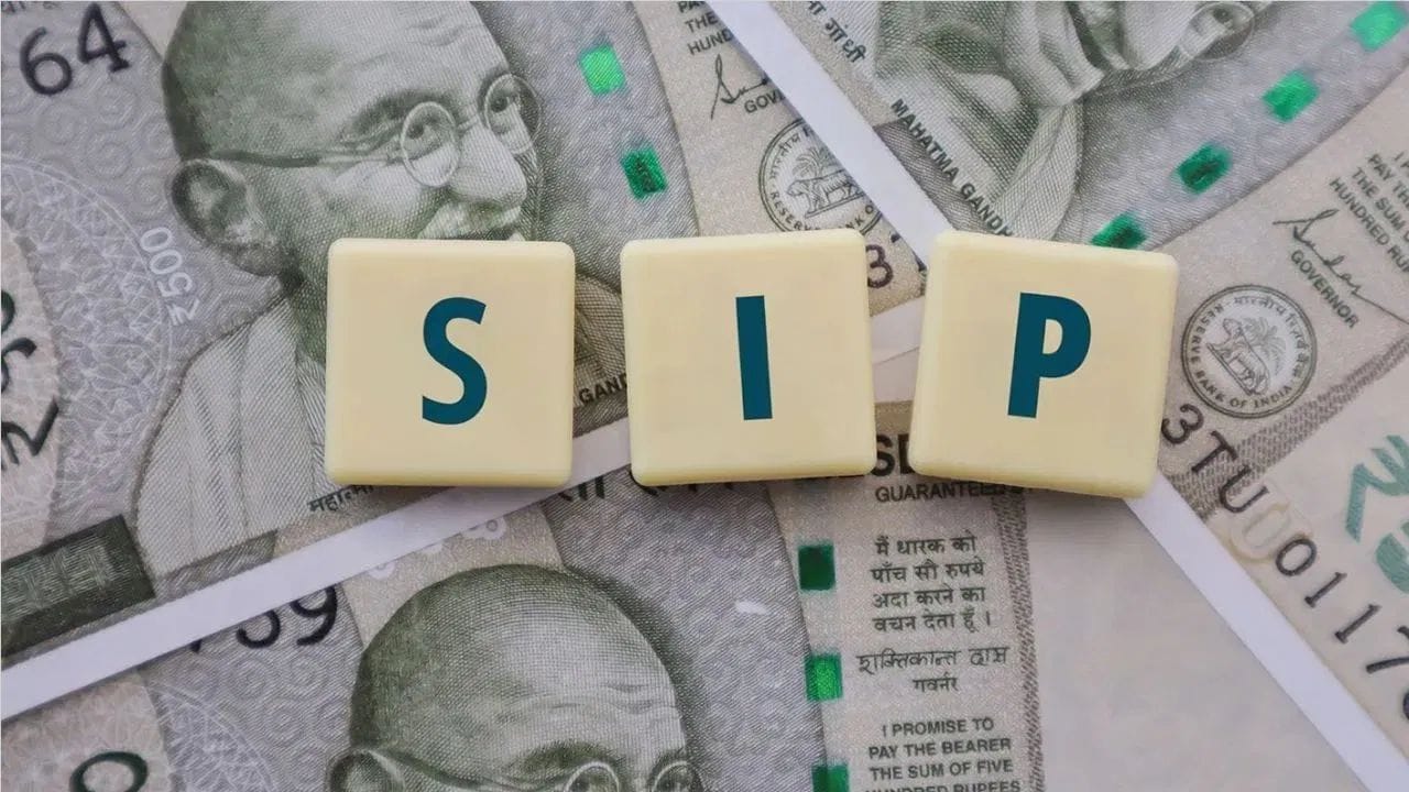 જો તમારું રોકાણ 9% થી 13% ની વચ્ચે વાર્ષિક વળતર મળે છે, તો SIP રકમ બદલાશે. 9% વળતર પર, તમારે દર મહિને આશરે ₹51,676 નું રોકાણ કરવાની જરૂર પડશે, જે 10 વર્ષમાં તમારા કુલ રોકાણને આશરે ₹62 લાખ સુધી લાવશે અને તમારા લક્ષ્યને પ્રાપ્ત કરશે. 10% વળતર પર, ₹48,817 ની માસિક SIP સાથે સમાન લક્ષ્ય પ્રાપ્ત કરી શકાય છે, જેના પરિણામે કુલ રોકાણ આશરે ₹58.58 લાખ થશે.
