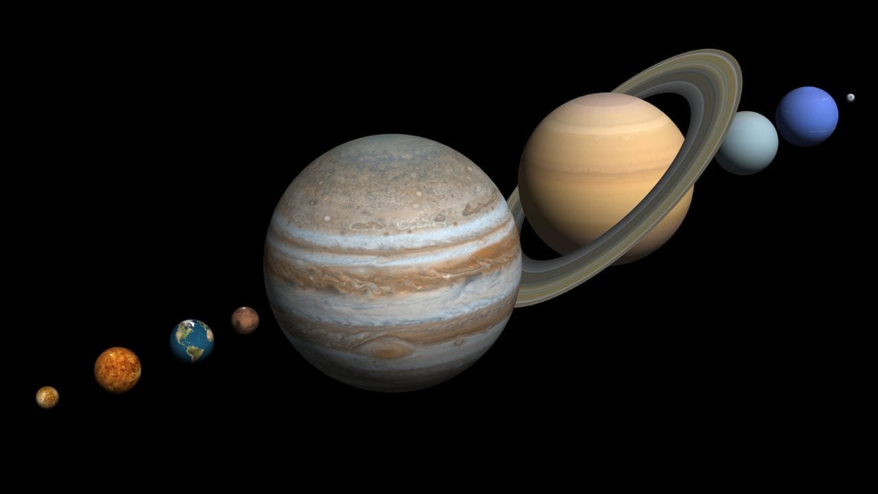 વૈદિક પંચાંગ અનુસાર, 2026ની શરૂઆતમાં અનેક ગ્રહો પોતાનું સ્થાન બદલશે અને ખાસ સંયોગો રચશે, જેનો પ્રભાવ માનવ જીવન તેમજ વિશ્વસ્તર પર જોવા મળી શકે છે. 29 જાન્યુઆરીના રોજ બુધ અને શુક્ર એક જ અંશ એટલે કે 0° પર આવીને વિશેષ યુતિ દ્રષ્ટિ યોગ બનાવશે. આ જ્યોતિષીય ઘટનાથી કેટલીક રાશિઓ માટે શુભ સંકેતો દેખાઈ રહ્યા છે. અણધાર્યા ધનલાભ, સારા અવસર અને માનસિક શાંતિ મળવાની શક્યતા છે. હવે જાણીએ કે કઈ રાશિઓ માટે આ સંયોગ લાભદાયી સાબિત થઈ શકે છે.