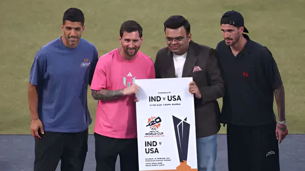 દિલ્હીના અરુણ જેટલી સ્ટેડિયમમાં મેસ્સી માટે એક સન્માન સમારોહનું આયોજન કરવામાં આવ્યું હતું. મેસ્સીની એક ઝલક જોવા માટે ચાહકોની મોટી ભીડ ઉમટી પડી હતી. ICCના અધ્યક્ષ જય શાહે મેસ્સીને ખાસ ભેટો આપી હતી, જેમાં T20 વર્લ્ડ કપની ટિકિટનો પણ સમાવેશ થાય છે. આ ટિકિટ ભારત-યુએસએ મેચની છે. 