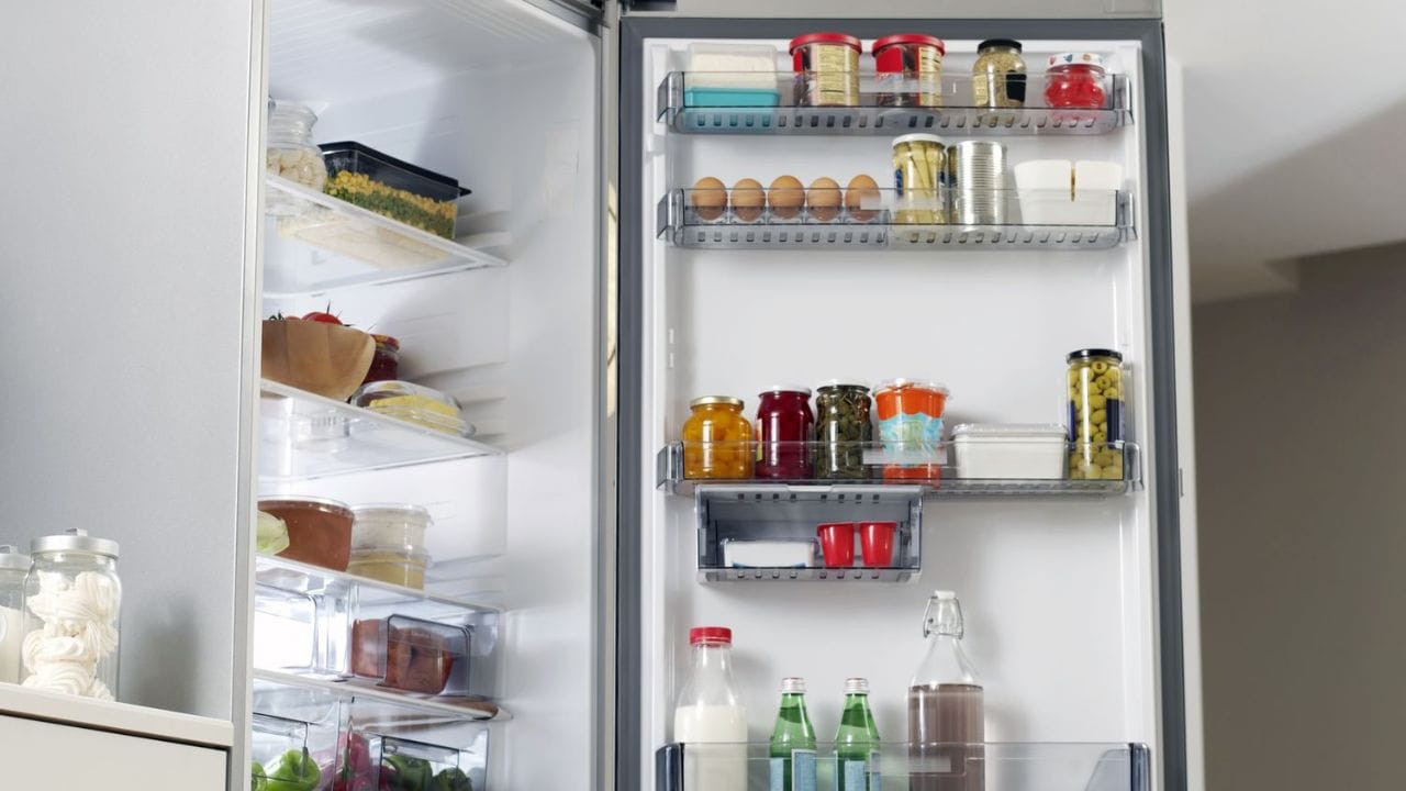 દહીં ઠંડી, સ્થિર જગ્યાએ પણ લાંબા સમય સુધી રહે છે. દરવાજા વાળા તાપમાનમાં ફેરફાર તેની રચના બદલી શકે છે અને તેને ઝડપથી ખાટા બનાવી શકે છે, તેથી તેને અંદરના શેલ્ફ પર સંગ્રહિત કરવું બેસ્ટ છે. કેળાને ક્યારેય રેફ્રિજરેટરના દરવાજામાં સંગ્રહિત ન કરવા જોઈએ. કારણ કે તાપમાનમાં ફેરફારથી છાલ કાળી પડી શકે છે. કેળું નરમ અને ઝડપથી બગડી શકે છે અને તેનો સ્વાદ બગડી શકે છે.