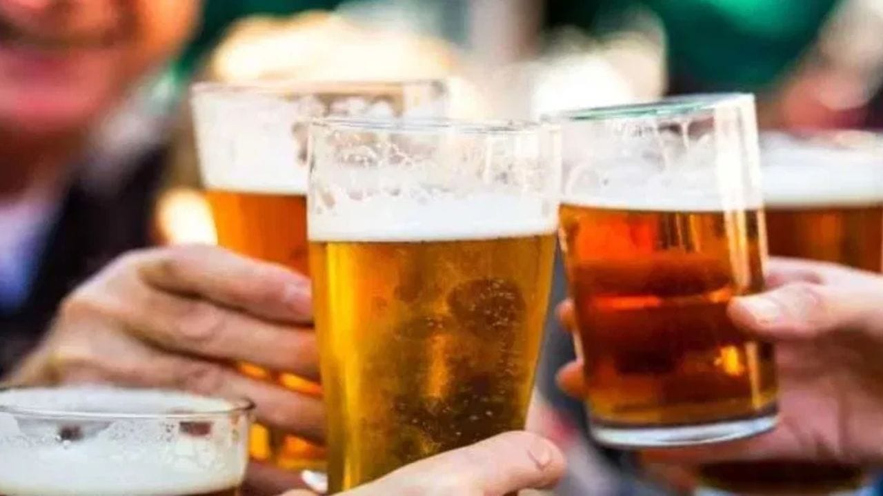 ઘણા લોકો માટે દૂધ પીધા પછી તરત જ દારૂ પીવાથી કોઈ ખાસ સમસ્યા થતી નથી. જોકે, કેટલાક લોકોને પાચન સંબંધિત તકલીફોનો સામનો કરવો પડી શકે છે. દૂધ અને દારૂ એકસાથે લેવાથી પેટ ફૂલવું, અસમંજસતા અથવા ઉલટી જેવી સમસ્યાઓ ઊભી થઈ શકે છે. તેથી જો તમને આવી તકલીફ થતી હોય, તો ટૂંકા સમયગાળામાં દૂધ અને દારૂ પીવાનું ટાળવું વધુ યોગ્ય છે.