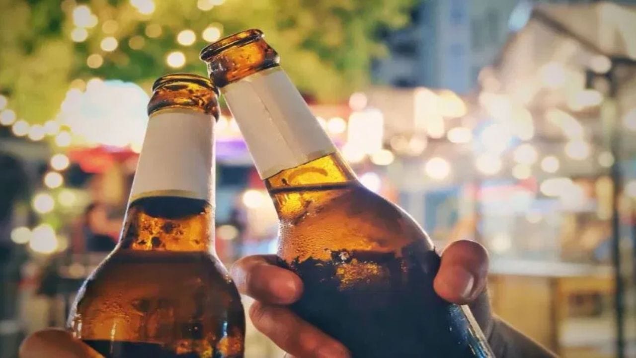 કેટલાક લોકો માનતા હોય છે કે દૂધ પીવાથી દારૂનું absorption ધીમું થઈ જાય છે. હકીકતમાં, દૂધ પેટમાં એક આવરણ બનાવી શકે છે, જેના કારણે આલ્કોહોલના શોષણમાં થોડી મોડું થઈ શકે છે. પરંતુ આ સાથે એસિડિટી, ગેસ અને પેટ ફૂલવાની સમસ્યા પણ વધી શકે છે.