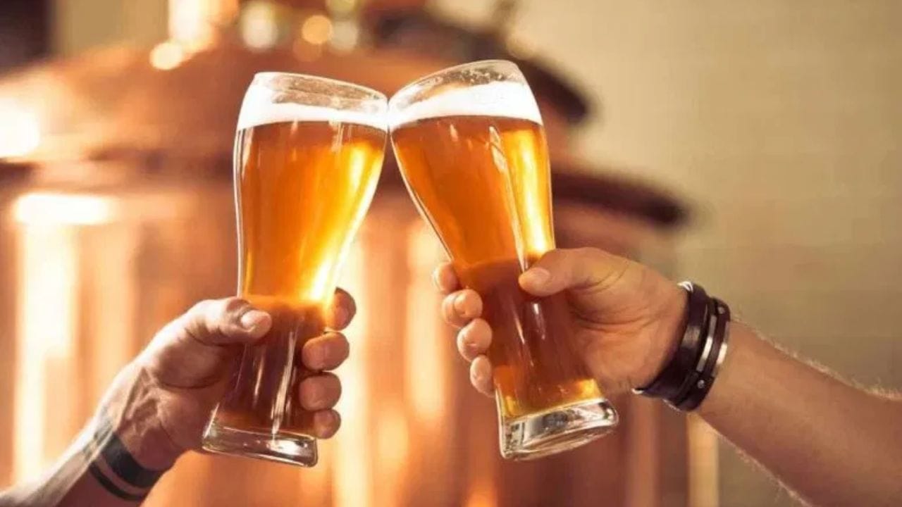 જો તમે દૂધ પીધા પછી દારૂ પીવાનો વિચાર કરો છો, તો ઓછા આલ્કોહોલવાળા પીણાં પસંદ કરો અને સોડા અથવા કાર્બોનેટેડ ડ્રિંક્સ સાથે દારૂ પીવાનું ટાળો. (નોંધ : દારૂ સ્વાસ્થ્ય માટે હાનિકારક છે.)