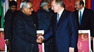 પુતિન ભારત આવે એ પહેલા નરેન્દ્ર મોદીની 25 વર્ષ જુની આ તસવીર બની ચર્ચાનું કેન્દ્ર…. જાણો શું છે કારણ?