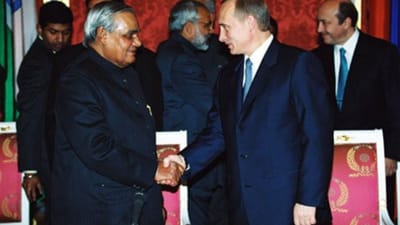 પુતિન ભારત આવે એ પહેલા નરેન્દ્ર મોદીની 25 વર્ષ જુની આ તસવીર બની ચર્ચાનું કેન્દ્ર.... જાણો શું છે કારણ?